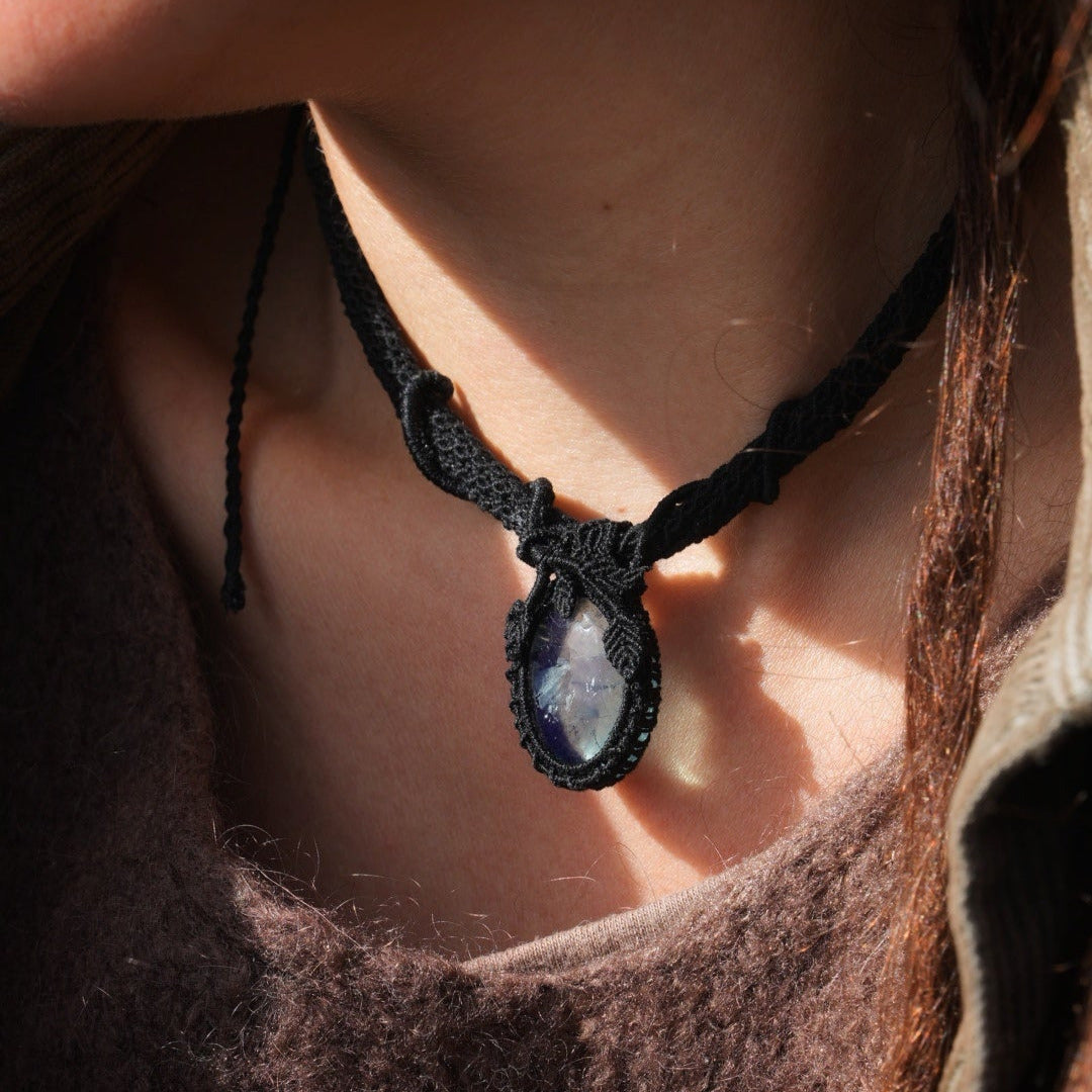 Collier torque gothique en micro macramé noir avec fluorite vert d’eau, coton et astrance