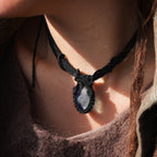 Collier torque gothique en micro macramé noir avec fluorite vert d’eau, coton et astrance