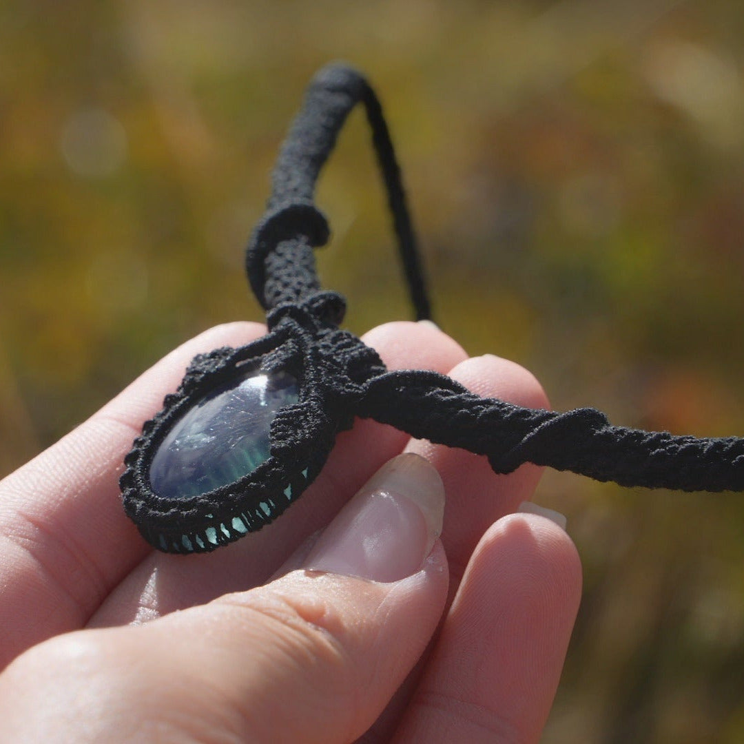 Collier torque réglable motifs branches et lianes, coton et astrance