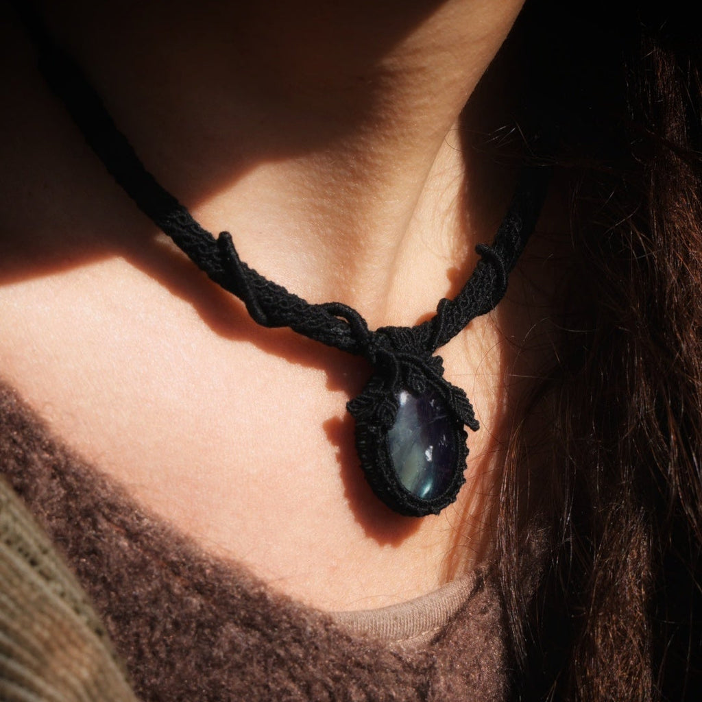 Collier torque réglable motifs branches et lianes, coton et astrance