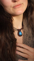 Collier artisanal en labradorite bleue reflet intense – Coton et Astrance
