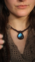 Collier artisanal en labradorite bleue reflet intense – Coton et Astrance