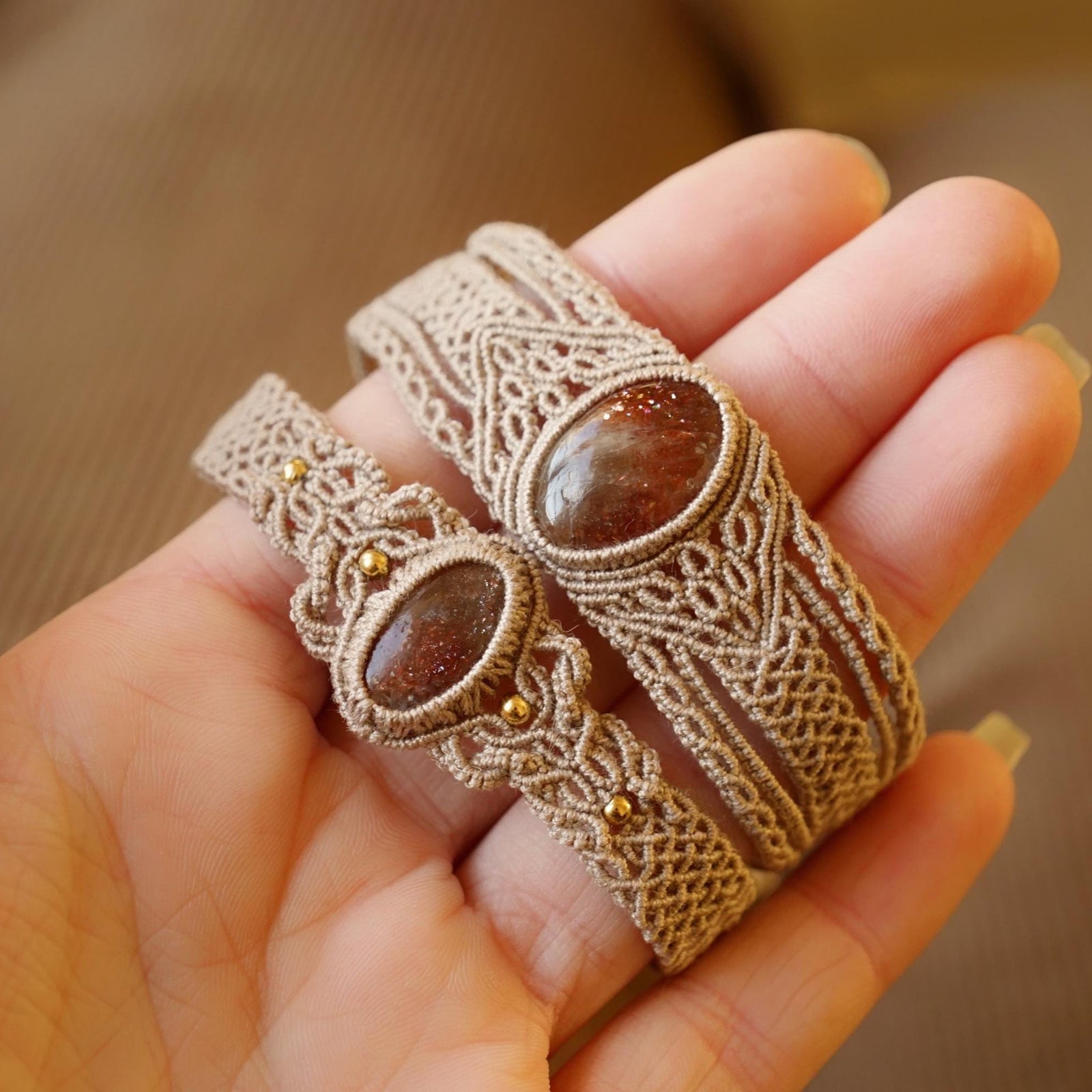 Duo couple Bracelet manchette en micro macramé avec pierre de soleil de l’Oregon - Coton & Astrance