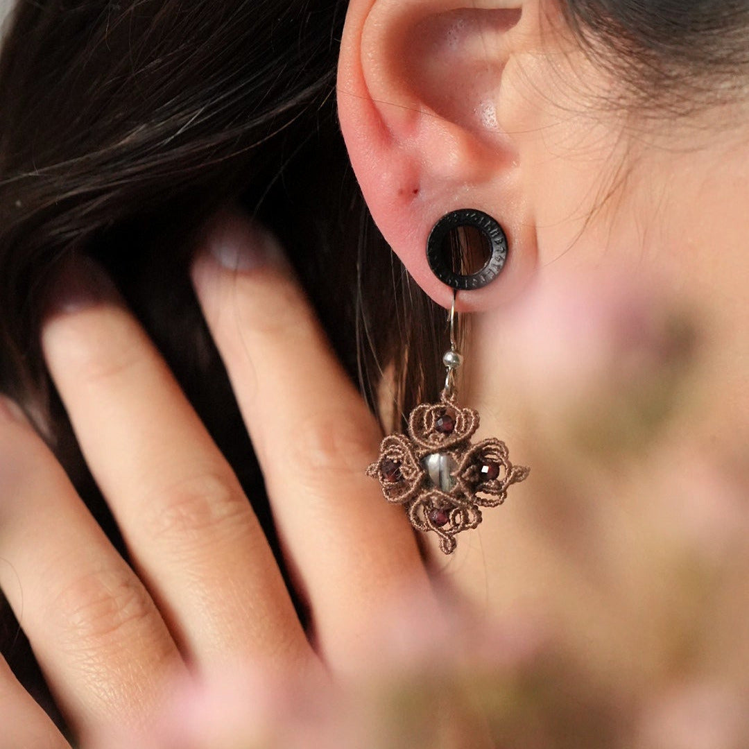 Boucles d’oreilles micro macramé portées sur modèle - Coton et Astrance