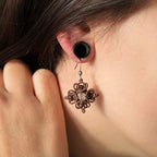 Boucles d’oreilles micro macramé portées sur modèle - Coton et Astrance