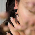 Boucles d’oreilles micro macramé portées sur modèle - Coton et Astrance