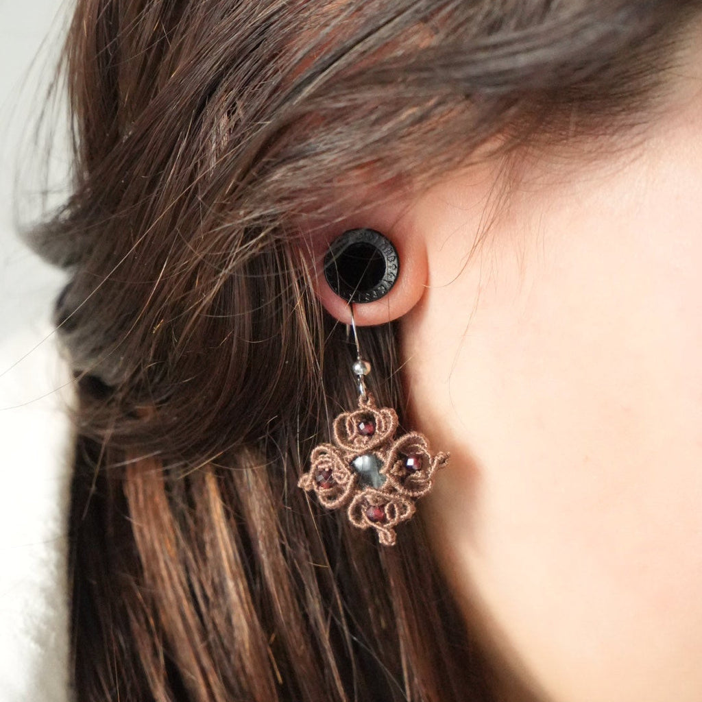 Boucles d’oreilles micro macramé portées sur modèle - Coton et Astrance