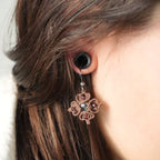 Boucles d’oreilles micro macramé portées sur modèle - Coton et Astrance