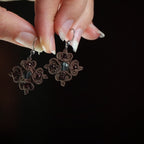 Gros plan sur la fluorite vert d’eau et mini grenats - Coton et Astrance