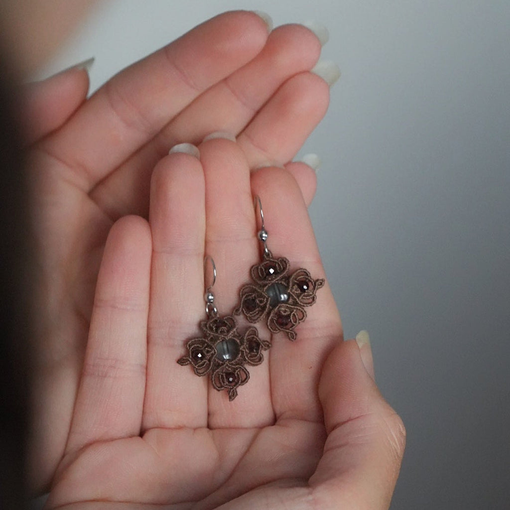 Gros plan sur la fluorite vert d’eau et mini grenats - Coton et Astrance