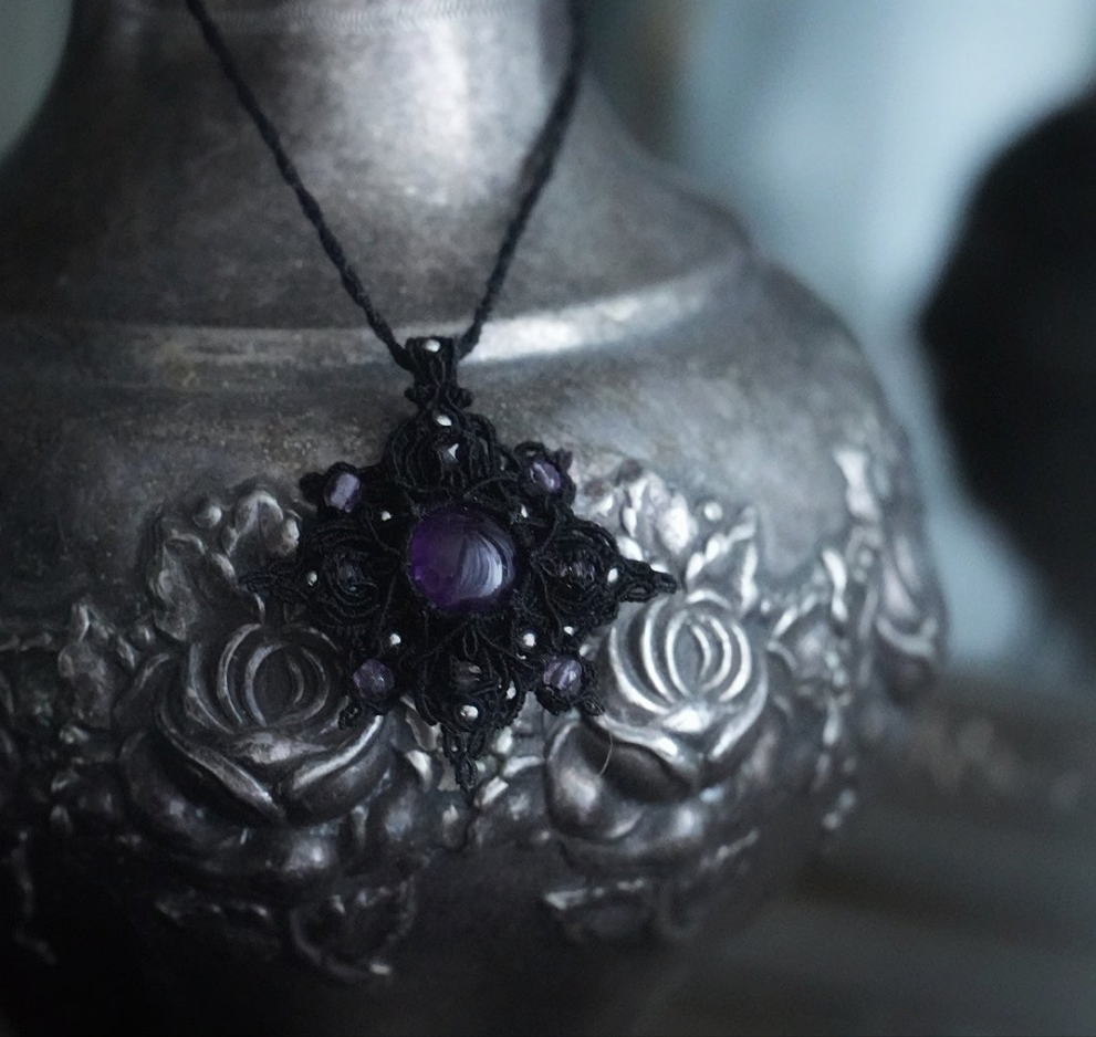 Collier avec médaillon gothique en améthyste - Coton & Astrance