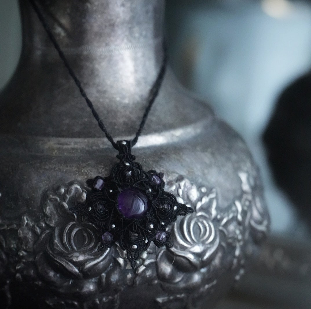 Collier avec médaillon gothique en améthyste - Coton & Astrance