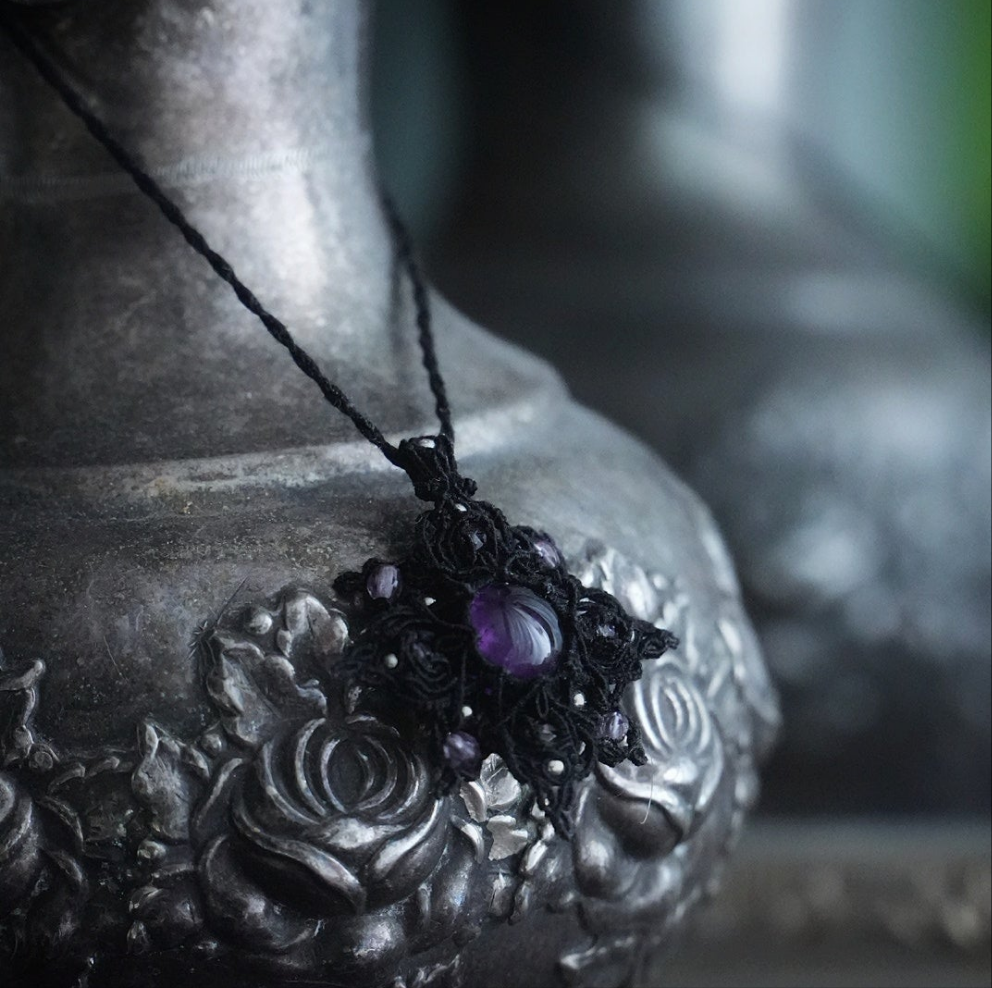 Collier avec médaillon gothique en améthyste - Coton & Astrance