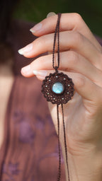 Médaillon rond en labradorite bleue et micro macramé - Coton & Astrance