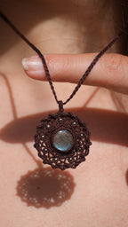 Médaillon rond en labradorite bleue et micro macramé - Coton & Astrance