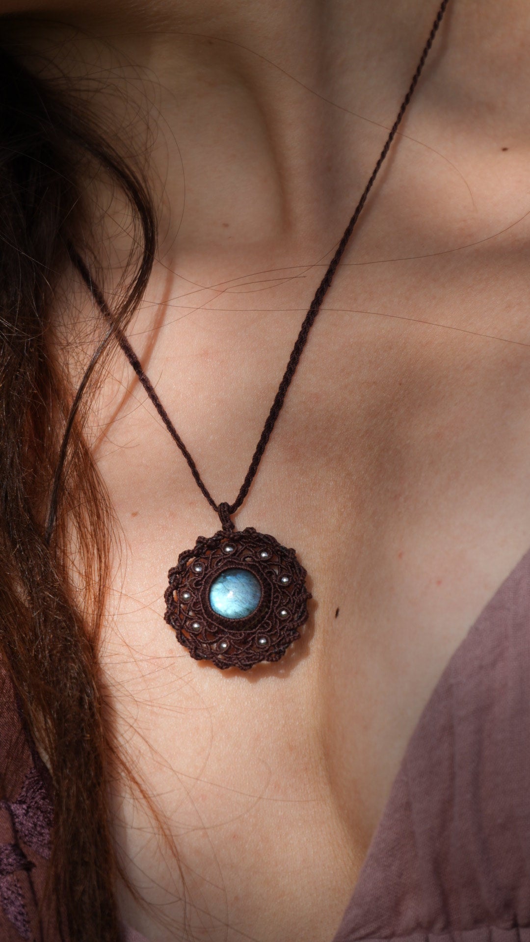 •	Détail pendentif rond celtique labradorite – Coton et Astrance 