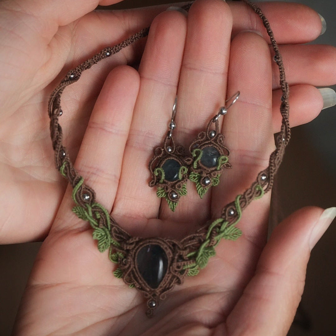 Parure elfique en fluorite bleu vert tissée en micro macramé Coton et Astrance