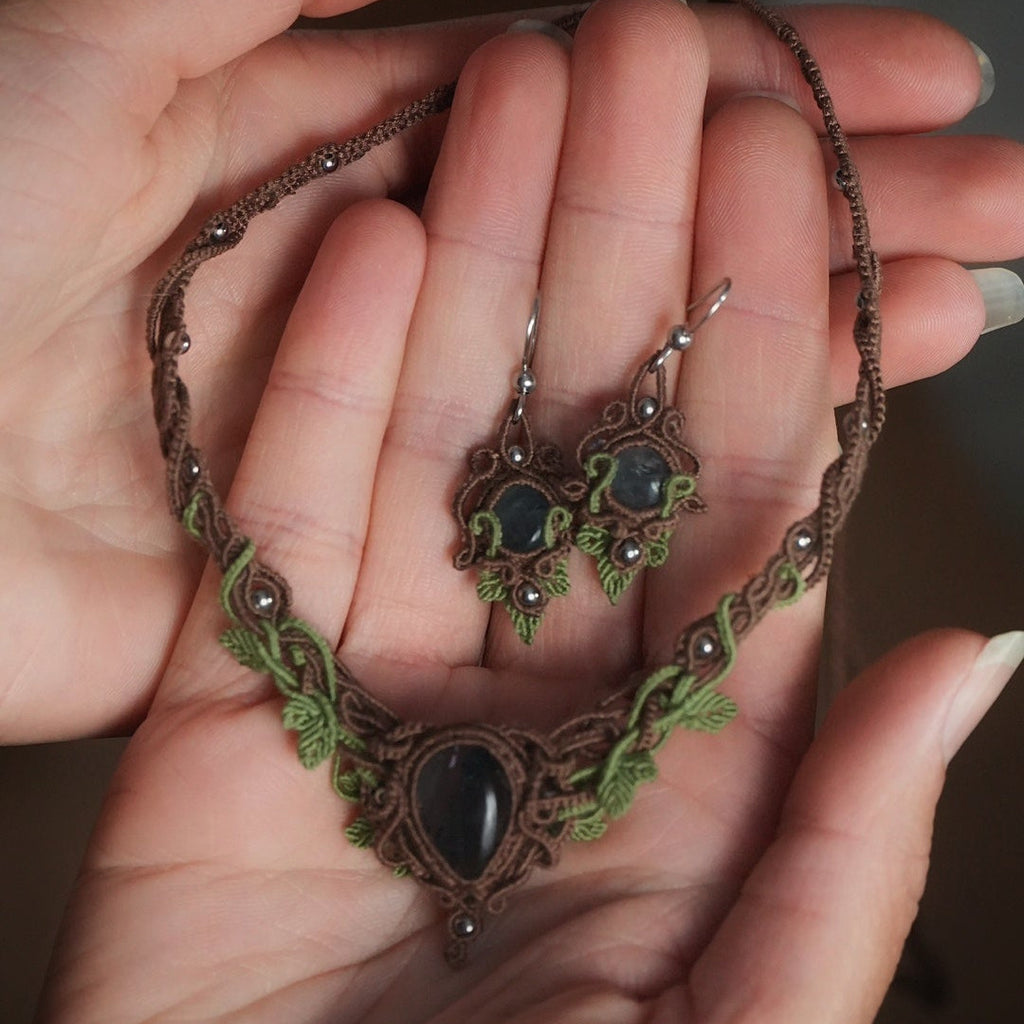 Parure elfique en fluorite bleu vert tissée en micro macramé Coton et Astrance