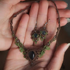 Parure elfique en fluorite bleu vert tissée en micro macramé Coton et Astrance