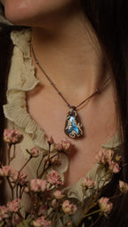 Collier elfique asymétrique en labradorite bleue micro macramé Coton et Astrance