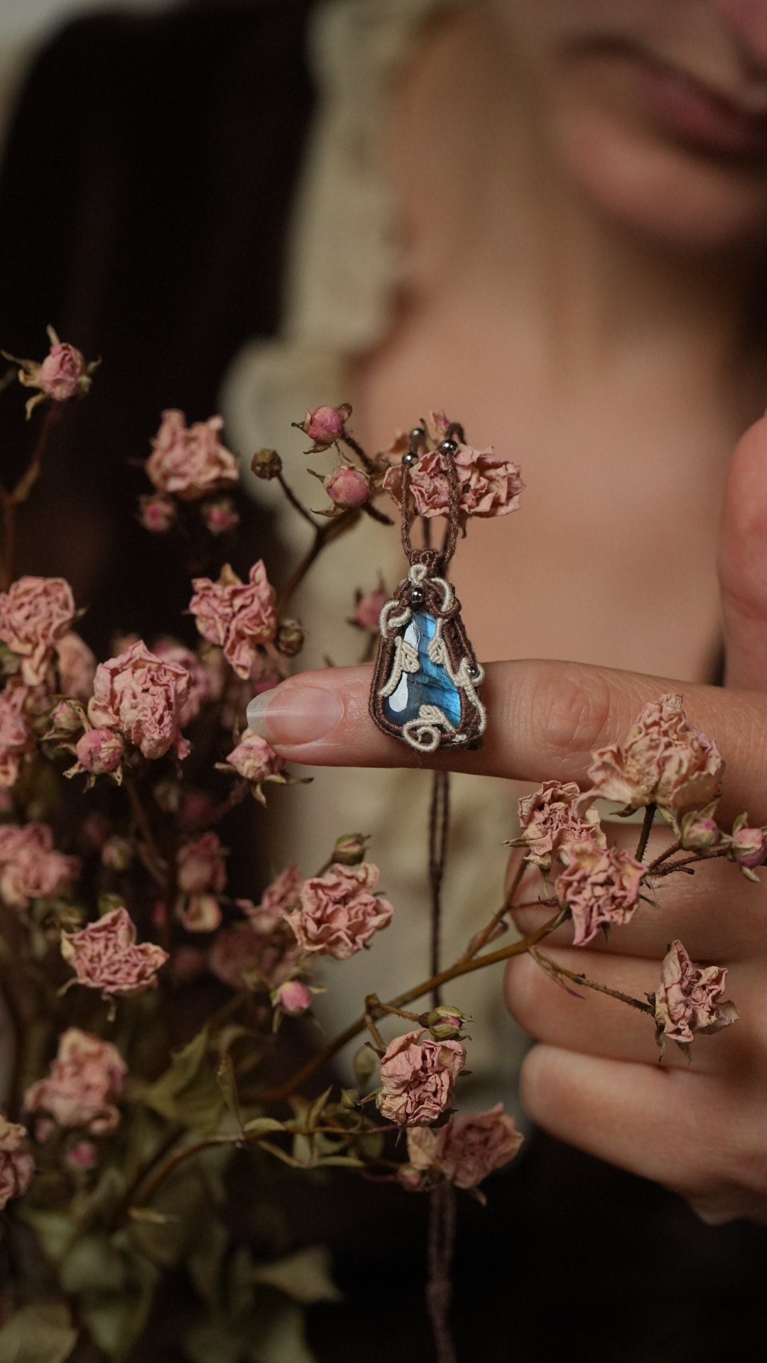 Collier elfique asymétrique en labradorite bleue micro macramé Coton et Astrance