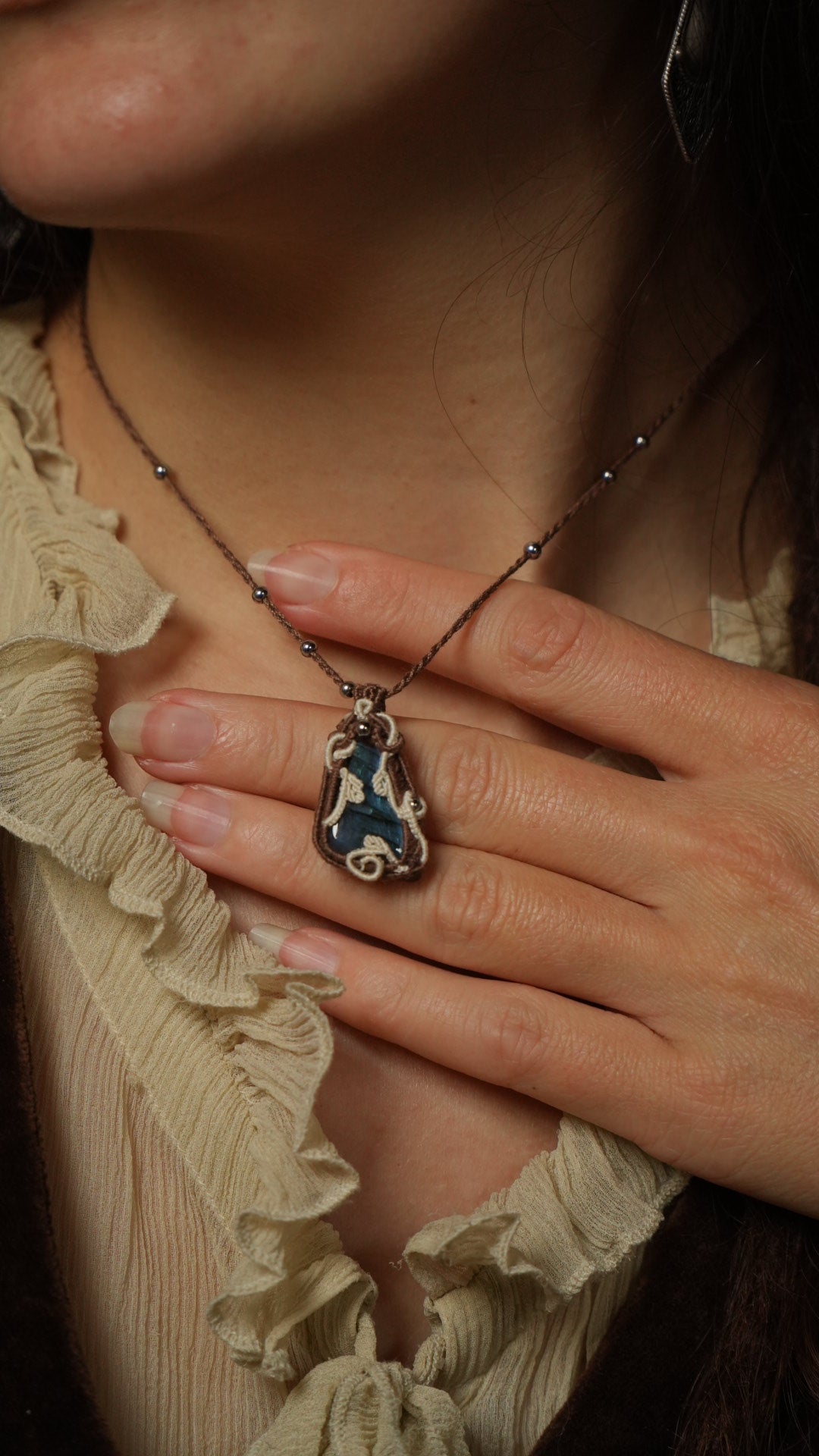 Collier talisman en micro macramé et pierre bleue Coton et Astrance