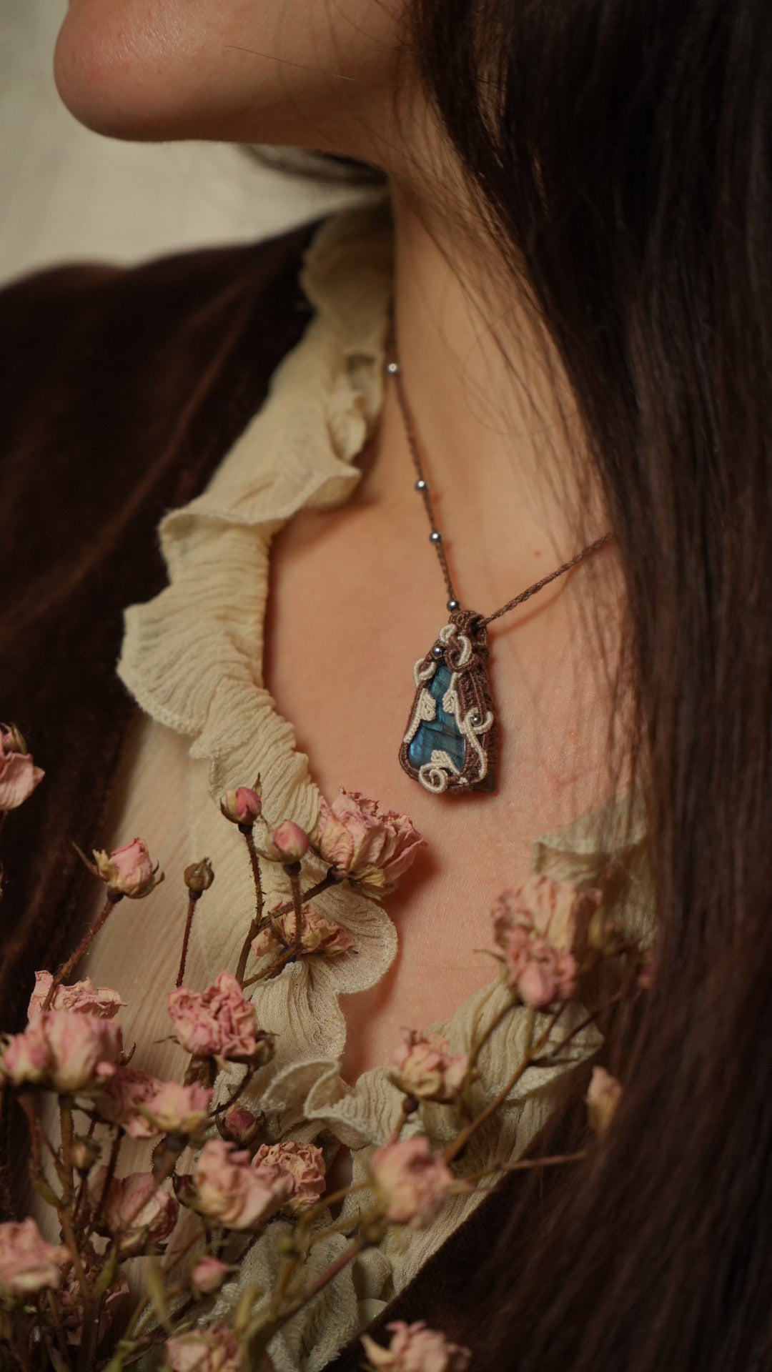 Collier elfique asymétrique en labradorite bleue micro macramé Coton et Astrance