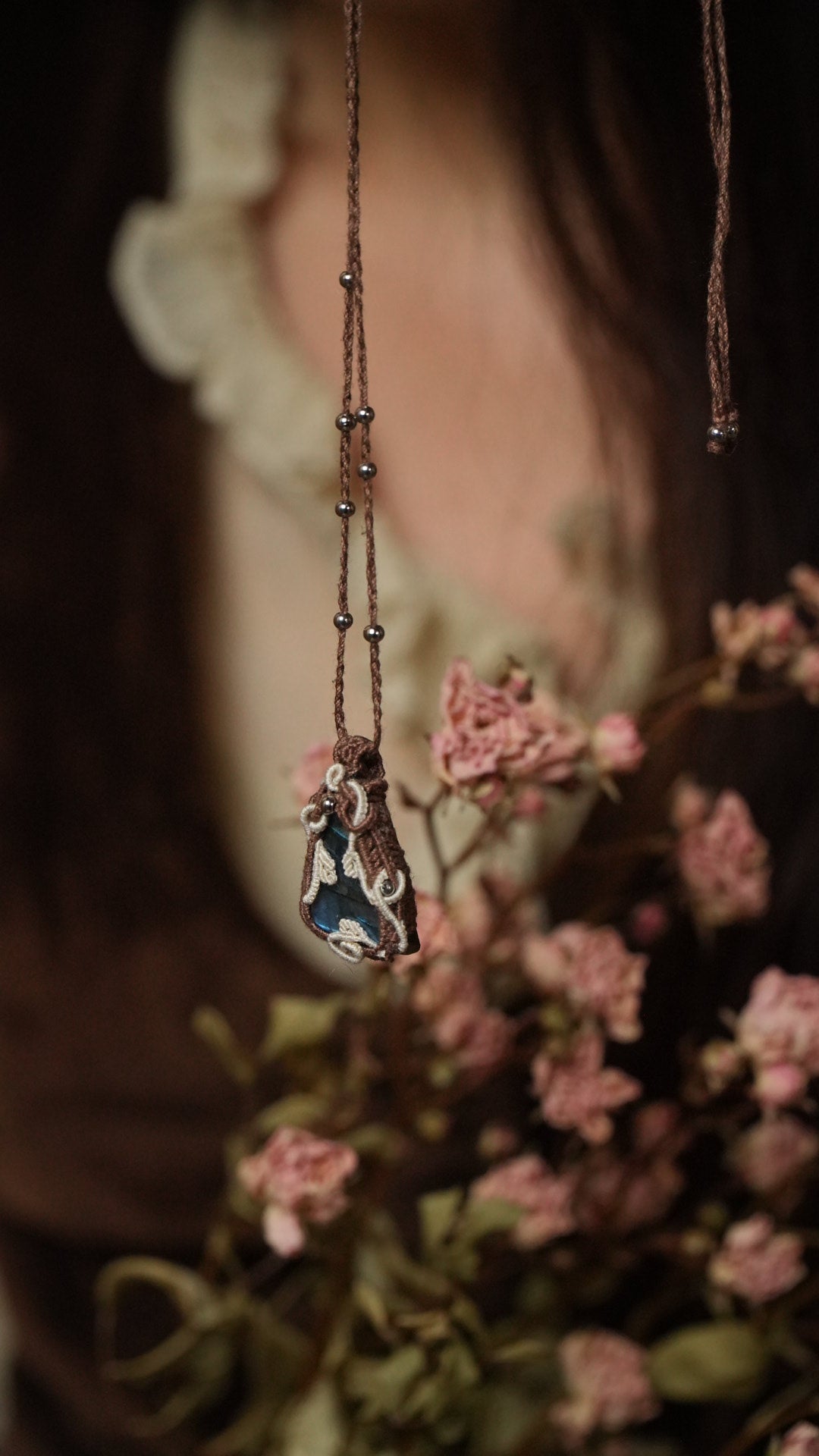 Pendentif féérique en pierre naturelle et macramé bohème Coton et Astrance