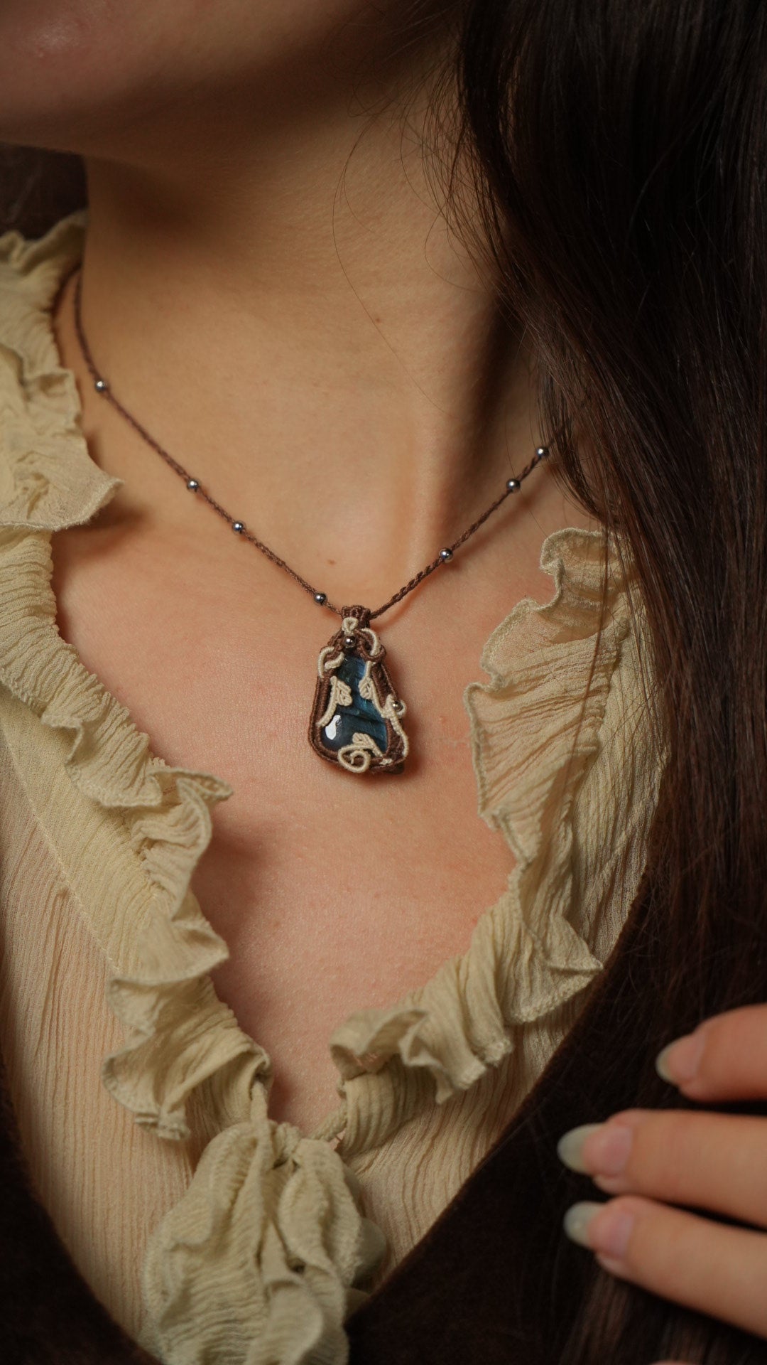 Pendentif féérique en pierre naturelle et macramé bohème Coton et Astrance