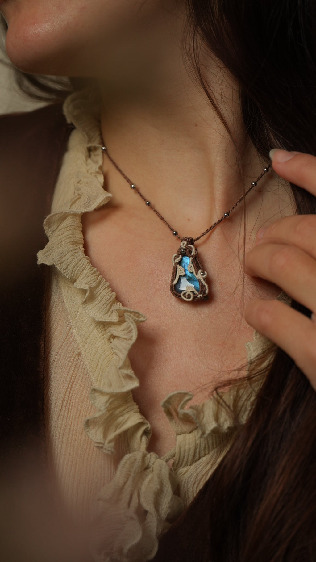 Bijou fantasy réglable avec labradorite aux reflets lumineux Coton et Astrance