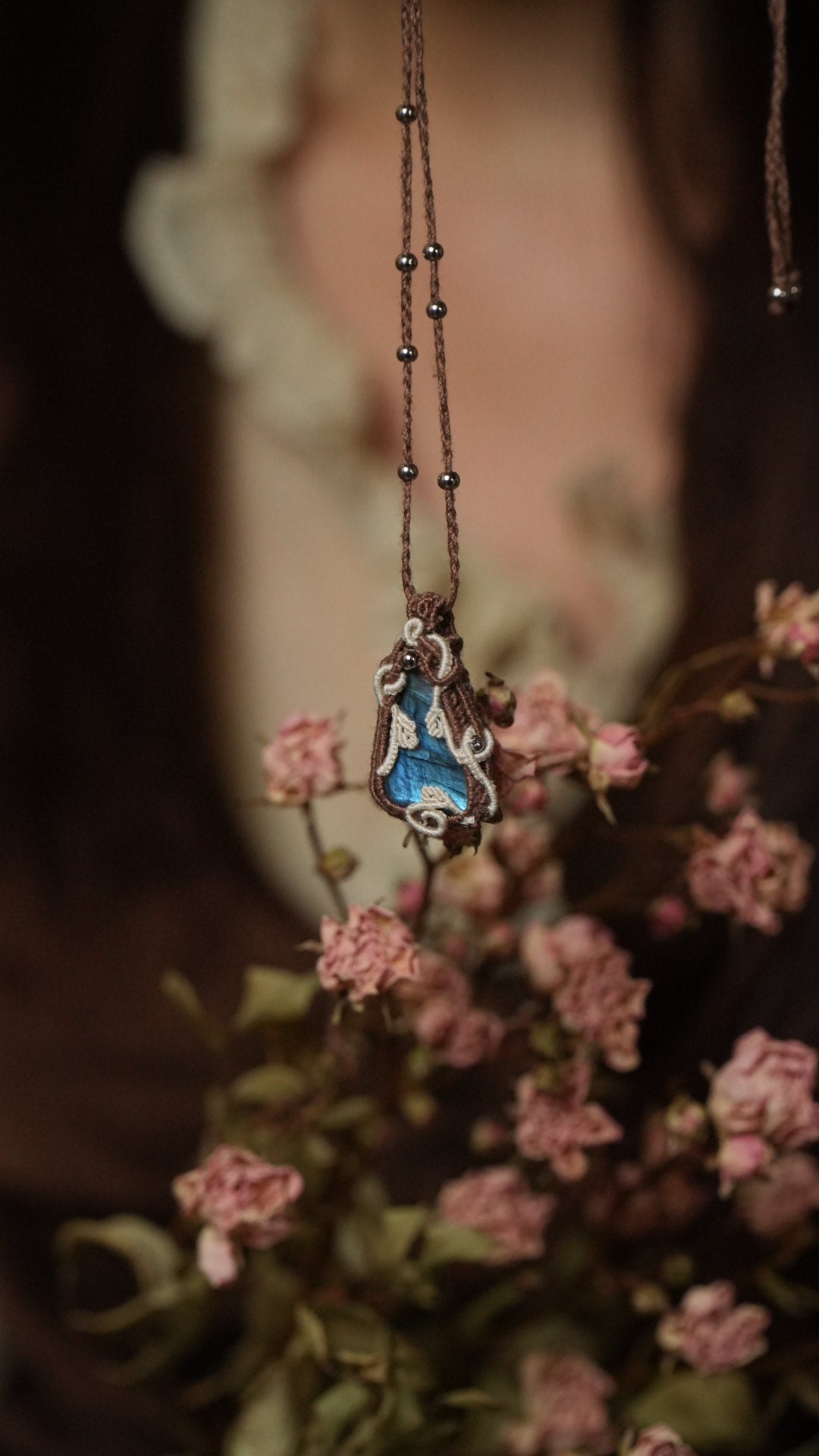 Collier talisman en micro macramé et pierre bleue Coton et Astrance