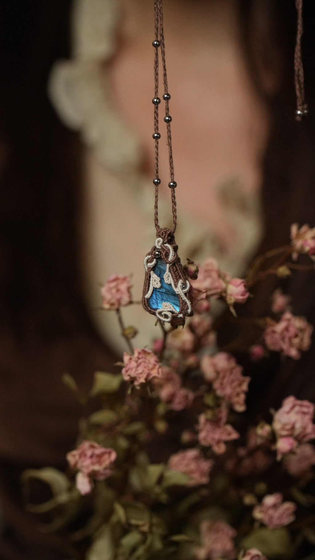 Collier talisman en micro macramé et pierre bleue Coton et Astrance