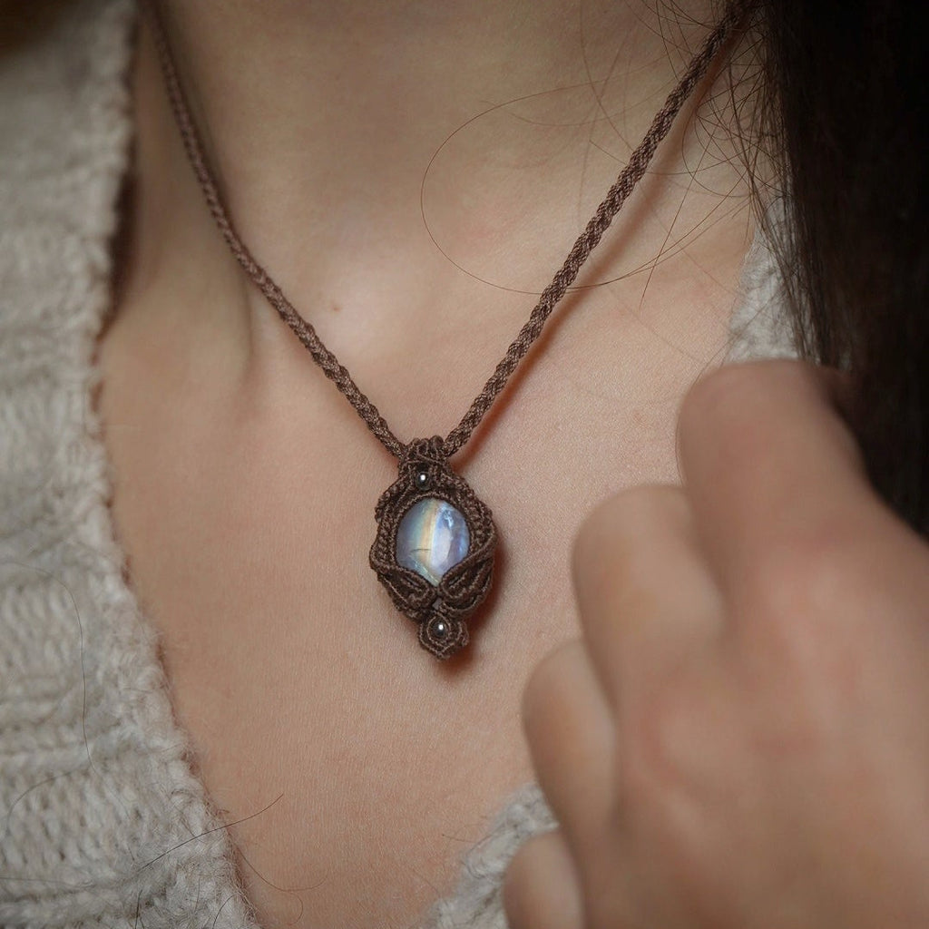 Pendentif elfique en labradorite blanche arc-en-ciel – Coton et Astrance