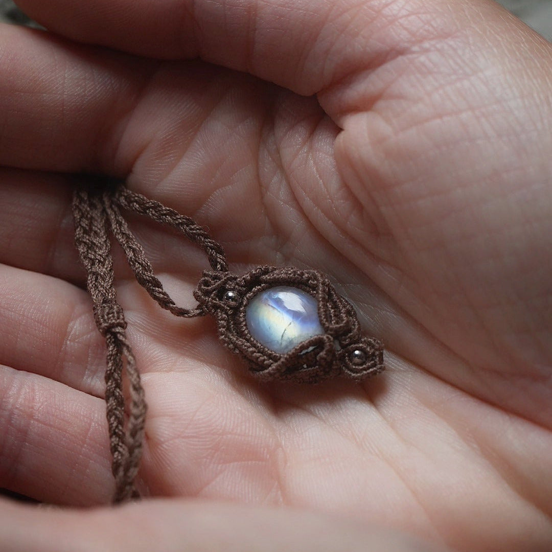 Pendentif elfique en labradorite blanche arc-en-ciel – Coton et Astrance