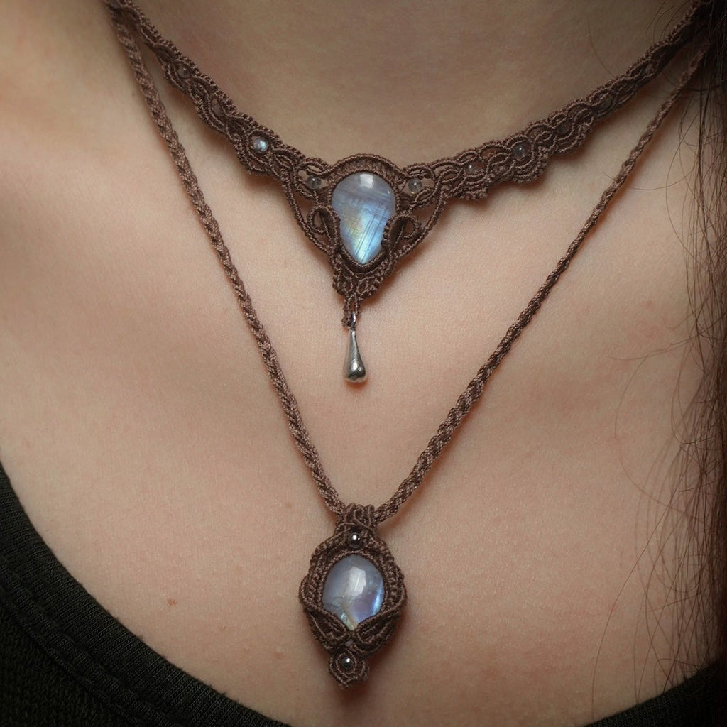 Pierre de lune blanche aux reflets arc-en-ciel en pendentif – Coton et Astrance