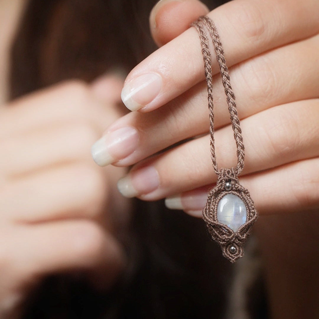 Motifs arabesques et volutes en macramé – Coton et Astrance