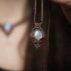 Bijou féerique en micro macramé marron clair – Coton et Astrance