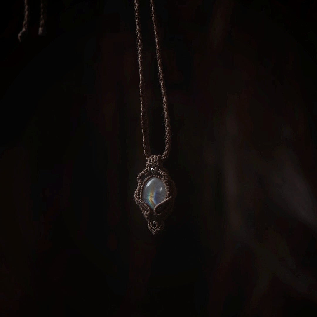 Pierre de lune blanche aux reflets arc-en-ciel en pendentif – Coton et Astrance