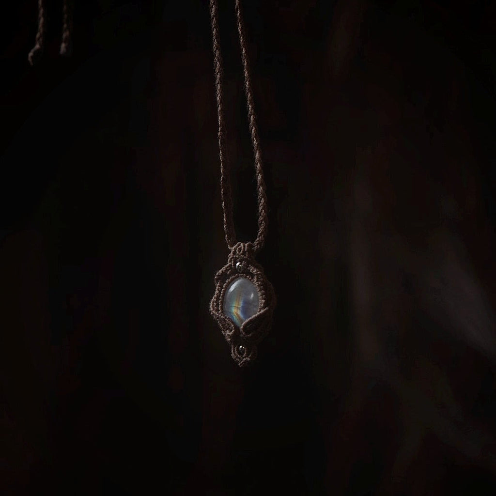Pierre de lune blanche aux reflets arc-en-ciel en pendentif – Coton et Astrance