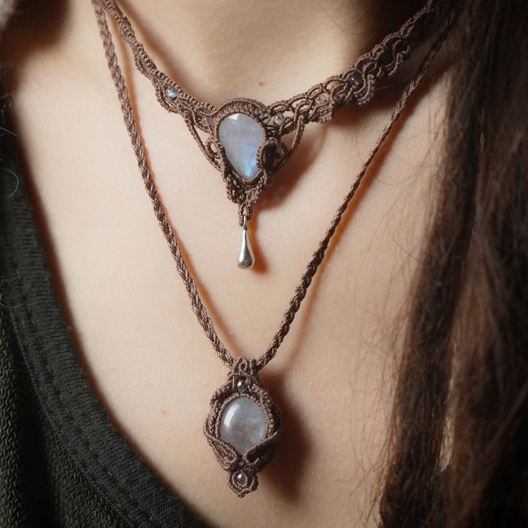 Motifs arabesques et volutes en macramé – Coton et Astrance