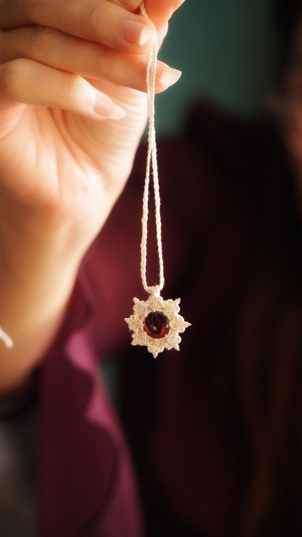 Pendentif elfique en micro macramé grenat rouge - Coton & Astrance