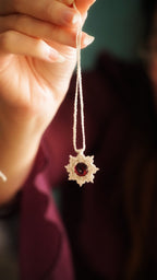 Pendentif elfique en micro macramé grenat rouge - Coton & Astrance