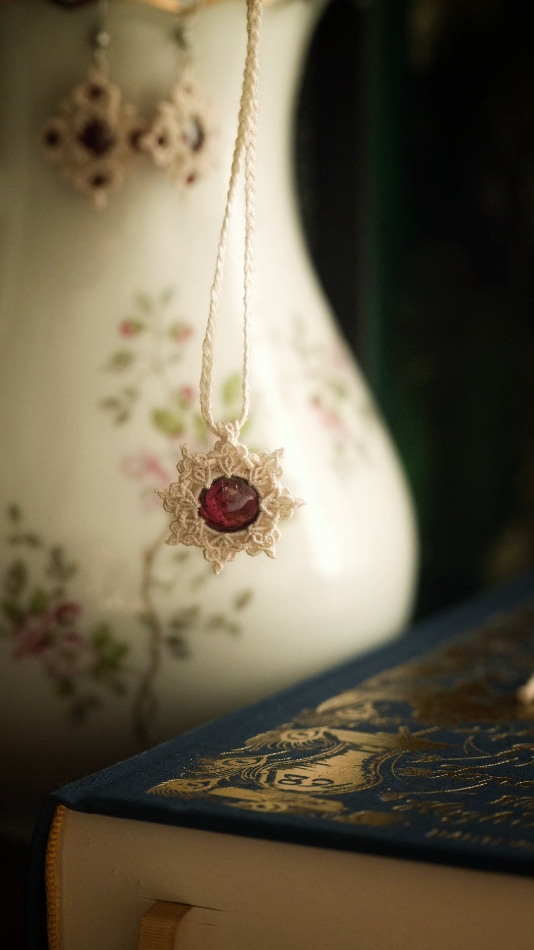 Talisman celtique d’amour en micro macramé écru – Coton et Astrance