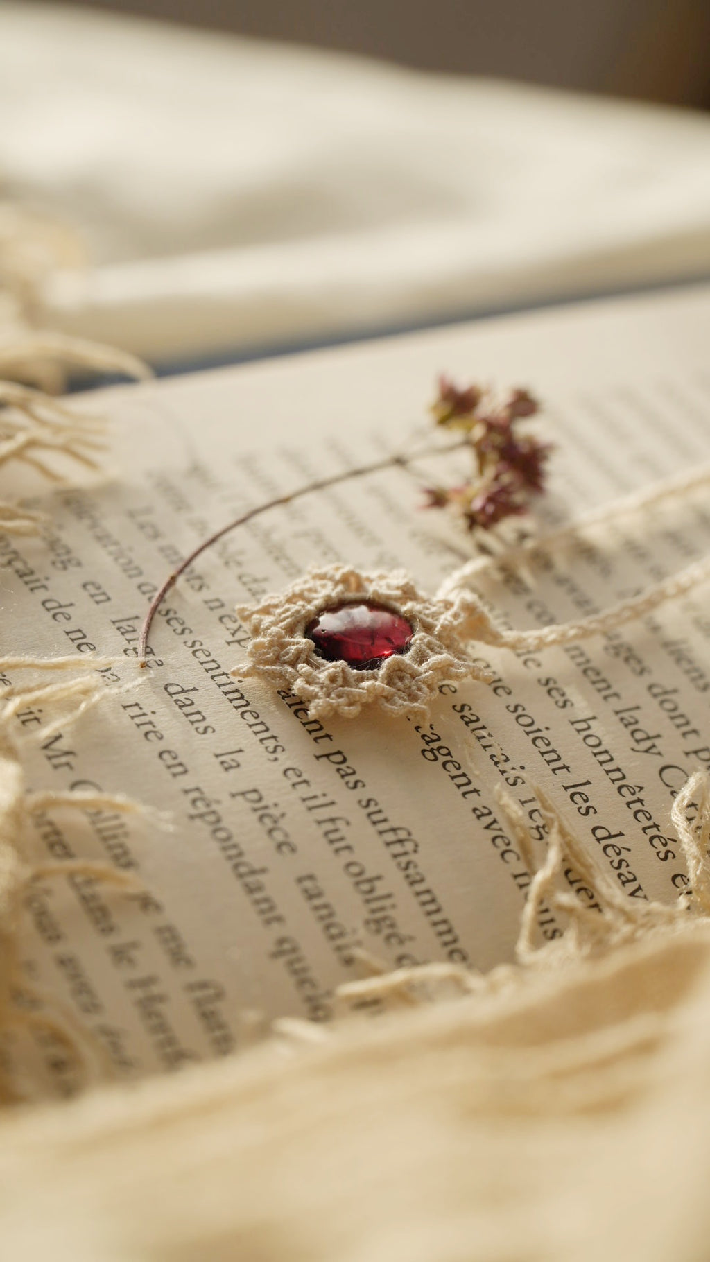 Bijou mariage bohème avec grenat rouge naturel – Coton et Astrance