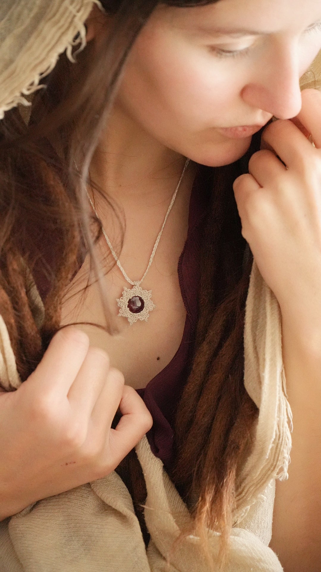 Bijou mariage bohème avec grenat rouge naturel – Coton et Astrance