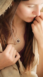 Bijou mariage bohème avec grenat rouge naturel – Coton et Astrance