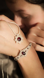 Bracelet artisanal en grenat rouge fait main – Coton et Astrance