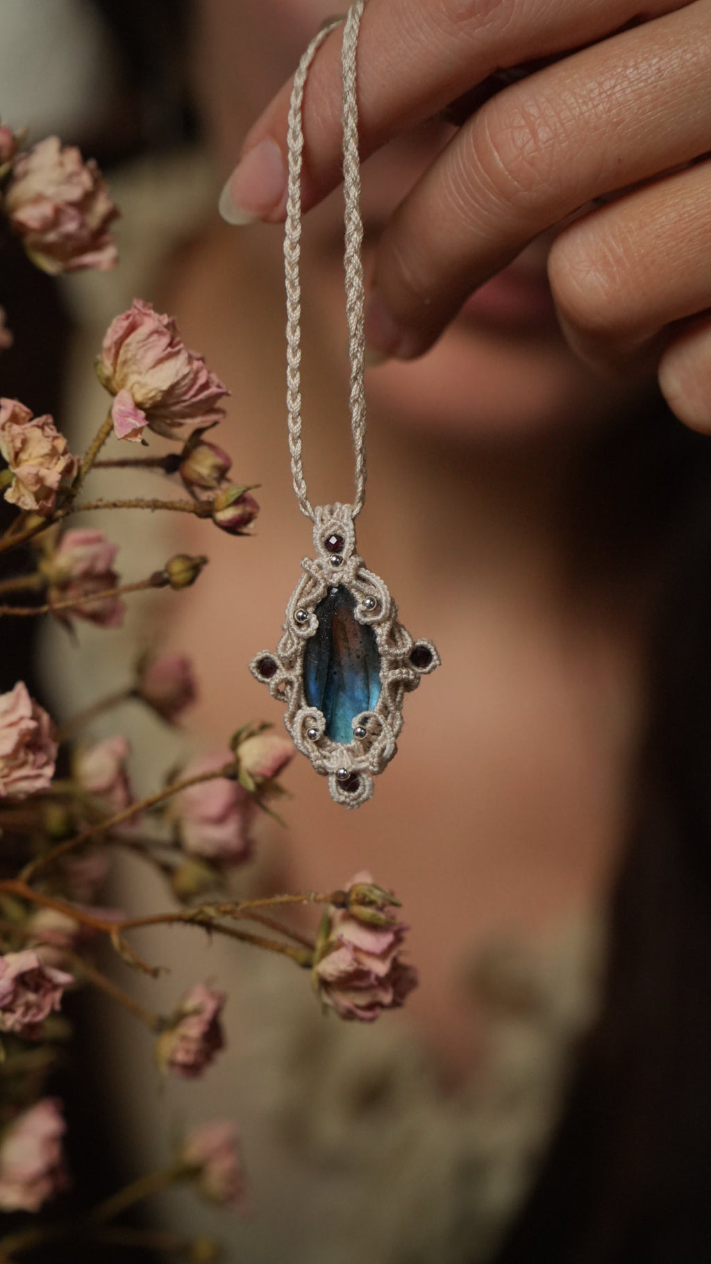 •	Collier elfique en labradorite bleue micro macramé Coton et Astrance