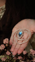 Collier réglable en micro macramé clair pierre bleue Coton et Astrance