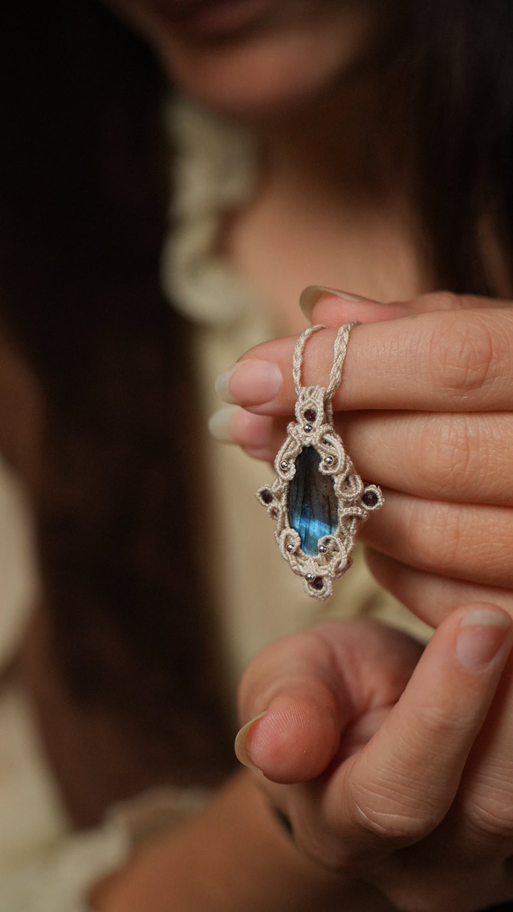 Collier réglable en micro macramé clair pierre bleue Coton et Astrance